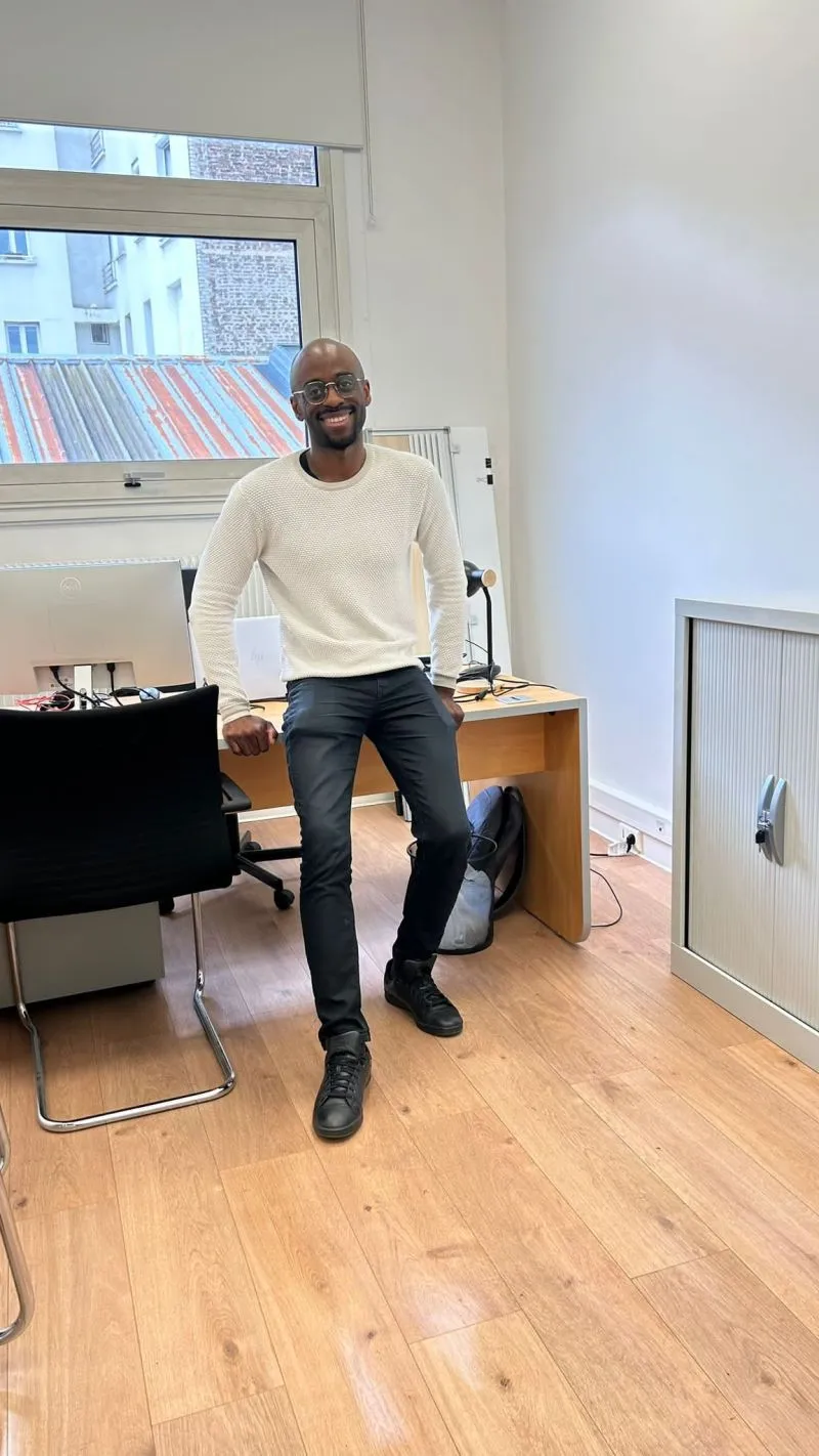 Franck Koty, souriant, appuyé contre son bureau au cabinet de Montreuil