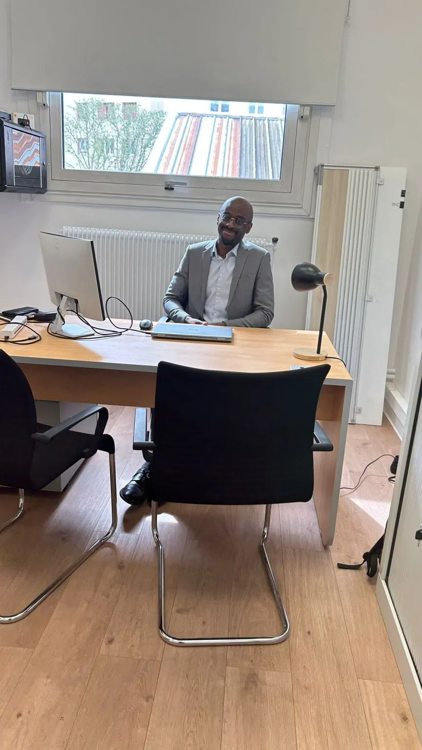 Franck Koty à son bureau du cabinet, à Montreuil