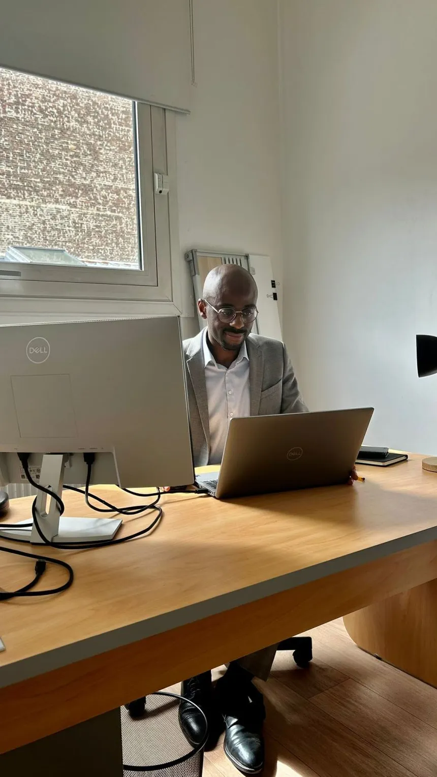 Franck Koty au travail sur son ordinateur portable