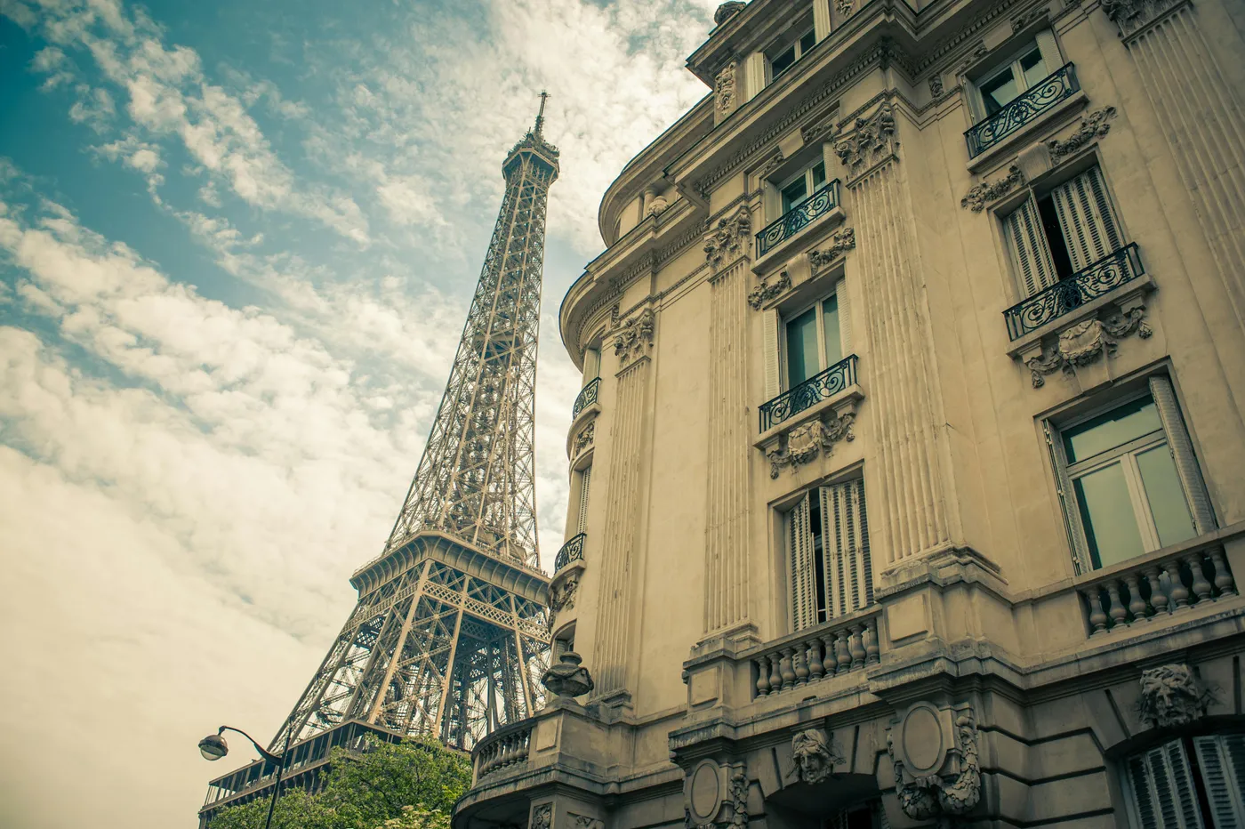 La tour Eiffel vue depuis une rue haussmannienne