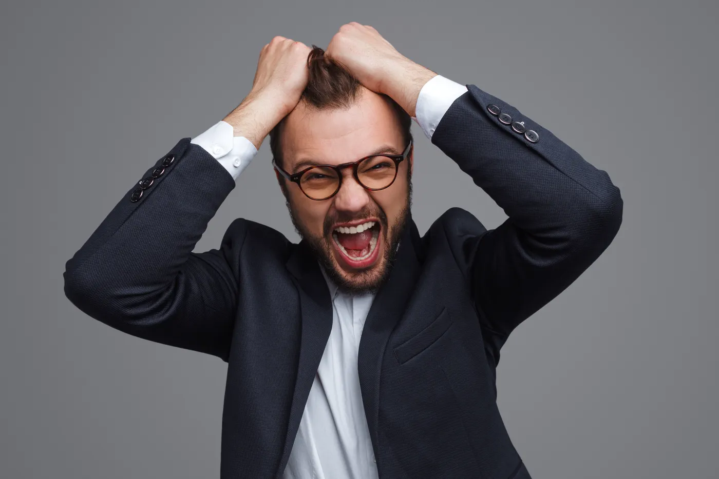 Homme d’affaires en costume, stressé, qui s’arrache les cheveux